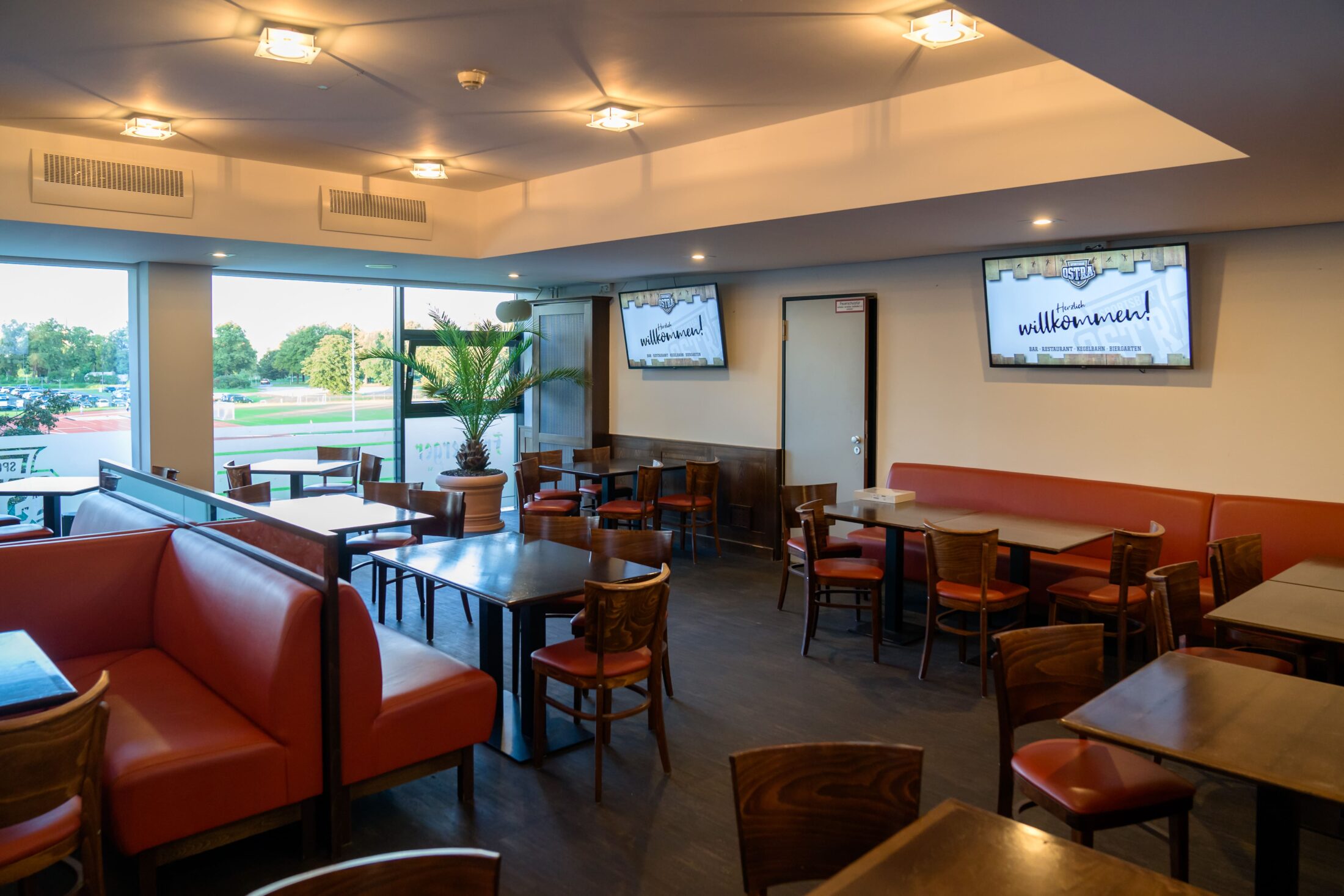 Die Sportsbar Ostra mit großen Fenstern ins Grüne