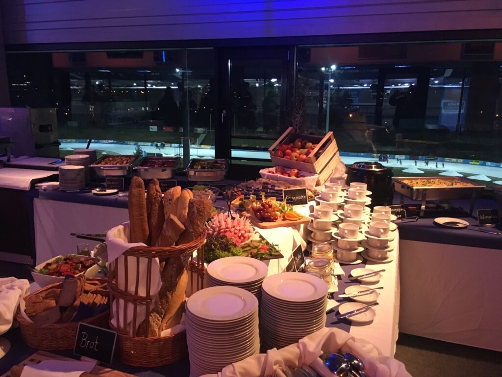Brotkörbe und Aufschnitt am Abendbuffet