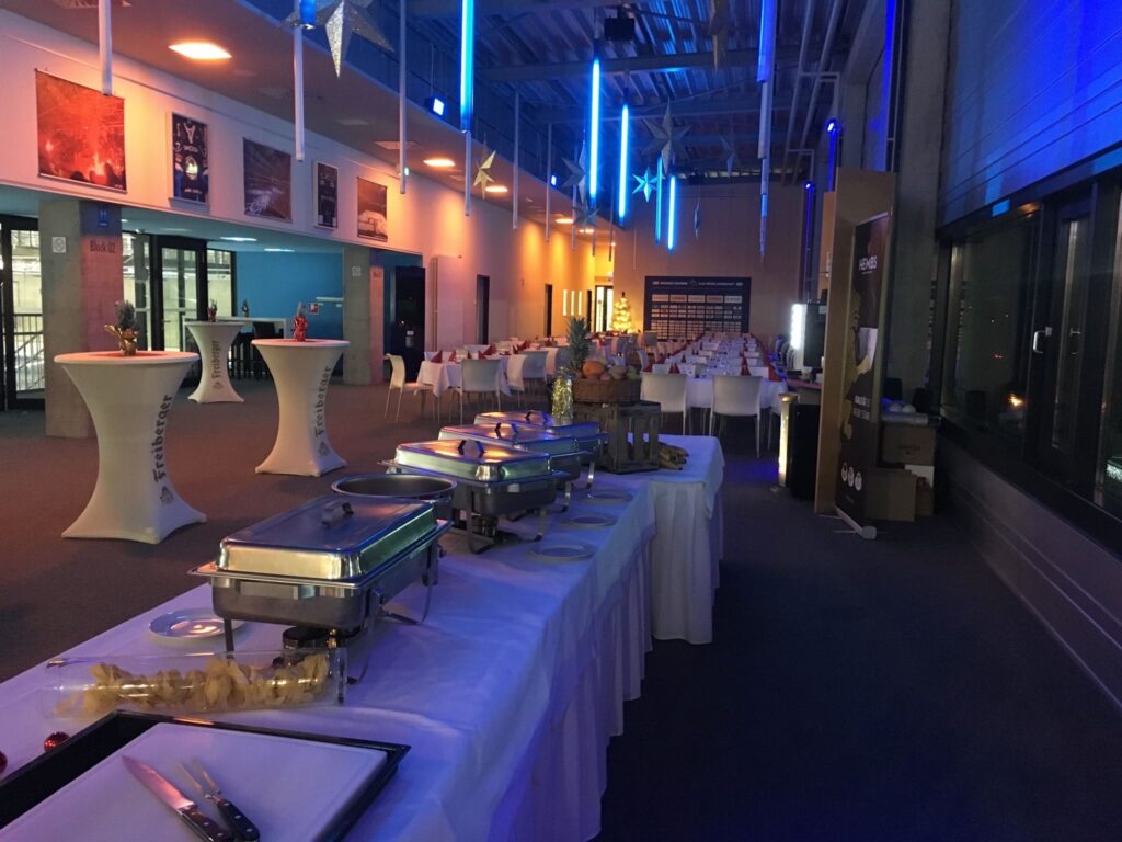 Buffet und Stehtische in blauem Licht