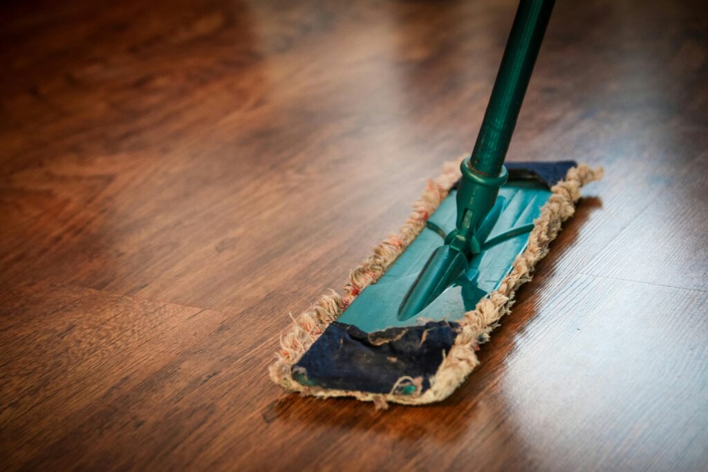 Wischmopp auf einem Holzboden