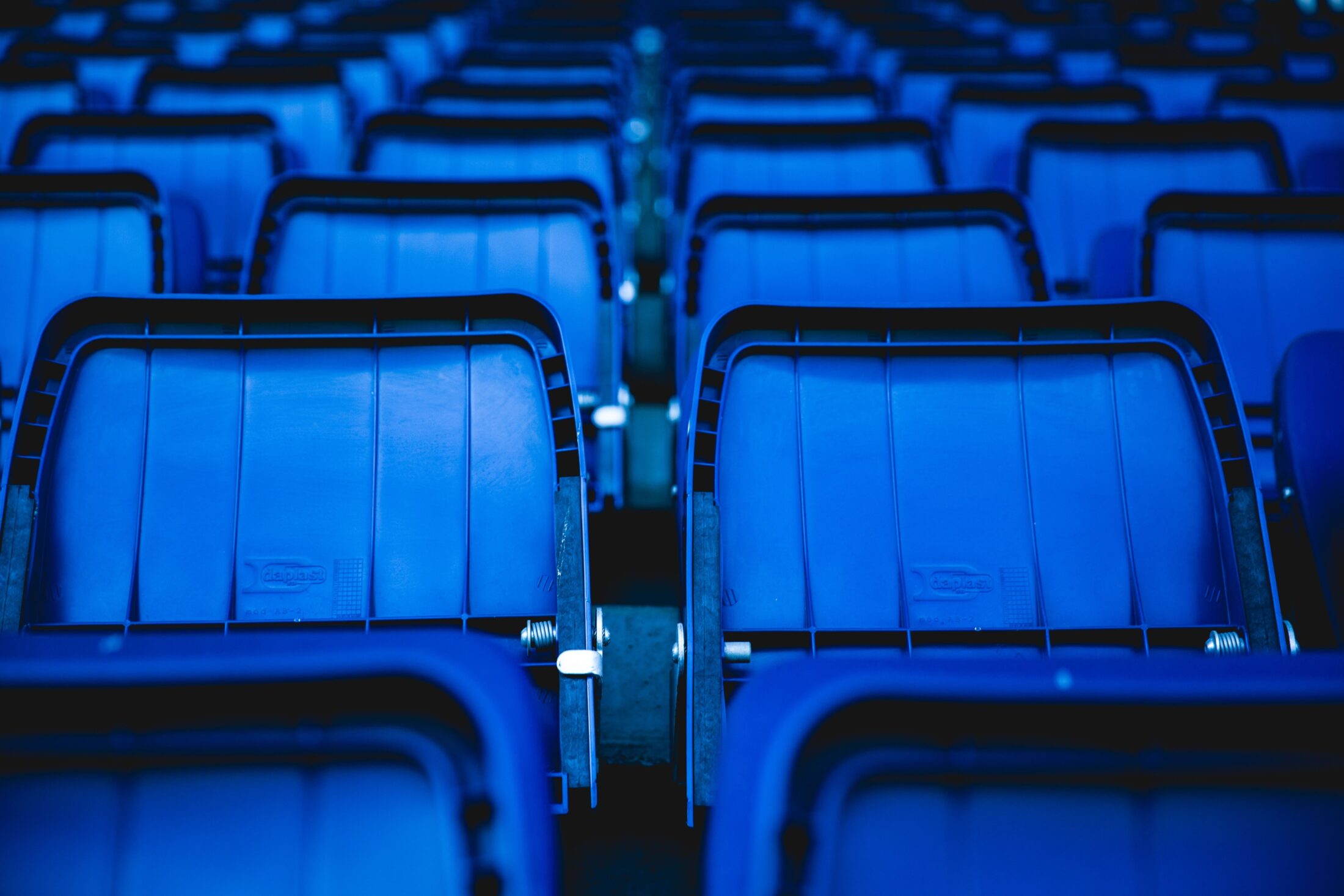 Blaue Sitzreihen in einer Arena