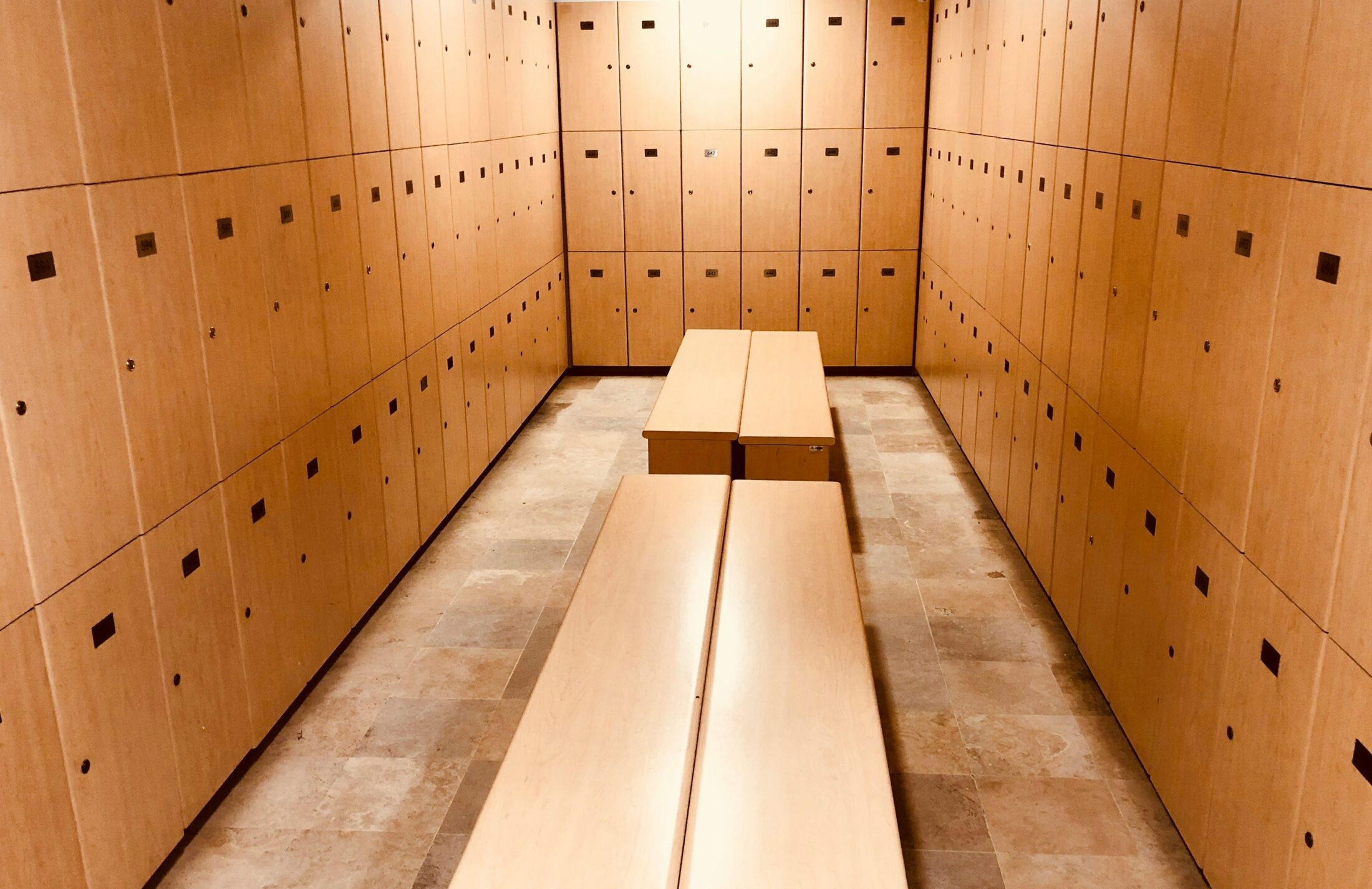 Aufgeräumte Umkleide mit Holzspinden